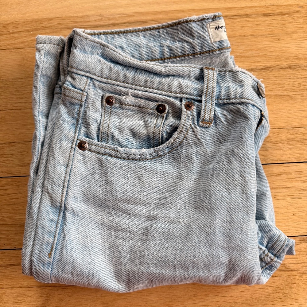 Abercrombie 90s Straight Mid-Rise Light Wash Jean 00